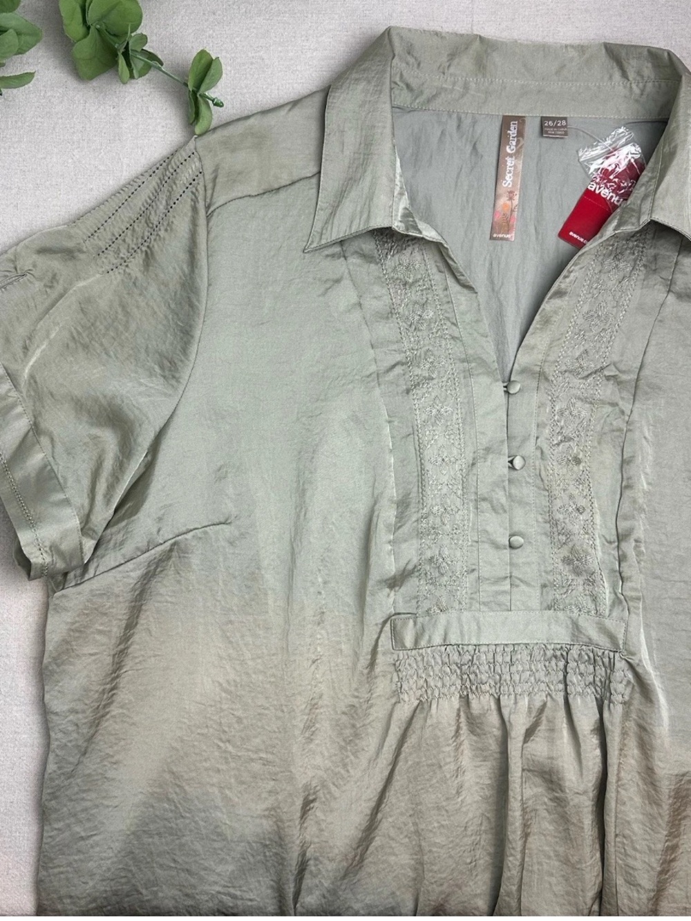 Avenue Secret Garden Plus Size 26/28 Sage Green Blouse Embroidered Short Sleeve